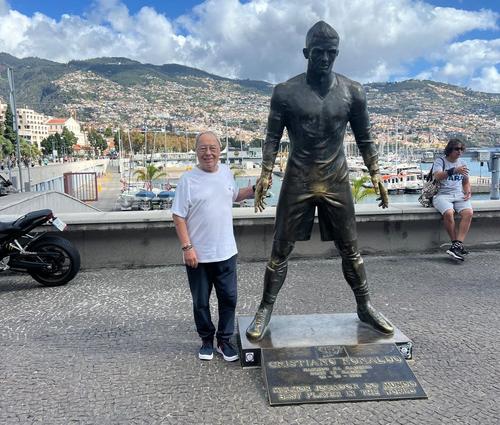 Ovidiu Ioanițoaia, lângă statuia lui Cristiano Ronaldo
