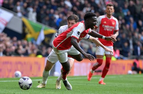 Bukayo Saka, după un duel cu Ben Davies în Arsenal - Tottenham / Foto: Imago Images