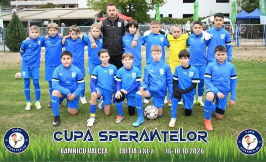Adrian Lică alături de o grupă de copii din Academia U Craiova la un turneu desfășurat la Vâlcea în week-end-ul trecut Continuă debandada la Academia U Craiova! Antrenor dat afară după ce l-a făcut zob pe directorul Eduardo Covelo: „E un întreg scandal” + Ce s-a întâmplat cu bătăușii de la U17