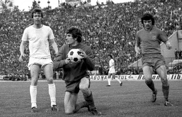 VIDEO + FOTO Îl mai știți pe „Eroul de pe Wembley”? Cum a ajuns Vasile Iordache rezerva Stelei în Cupa Intercontinentală, deși se lăsase de un an!