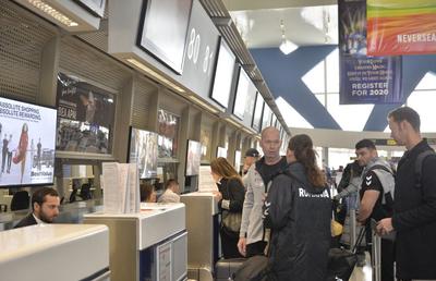 CAMPIONATUL MONDIAL // Diversiune la aeroport: „Veniți la 11:00, că noi ajungem la 10:00!” + Oficialii FRH, ordin pentru jucătoare: „Nimeni nu vorbește cu presa!”