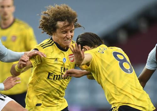 Fundașul brazilian l-a lovit în nas pe spaniol, iar managerul Arteta a trebuit să-i separe și să-i trimită la vestiare pe ”tunarii” furioși. Foto: Guliver/GettyImages