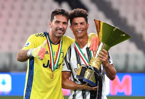 Gianluigi Buffon, legendarul portar al lui Juventus, a ajuns la 9.133 de zile de la primul joc în campionat în tricoul Parmei. ”Când am debutat lumea era complet diferită atunci”, spune actualul juventin, 42 de ani. Foto: Guliver/GettyImages