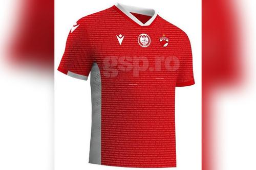 Italianul Massimo Maccarone (42 de ani) se mândrește cu faptul că numele lui va apărea pe noul tricou marca DDB.
