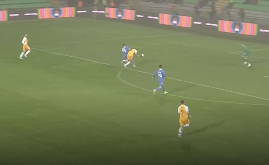 Paraschiv, faultat din spate/ foto: captură Pro Arena Debut perfect la națională: Daniel Paraschiv a scos penalty la prima atingere, apoi a marcat