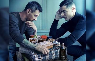 „Când primești pachetul de acasă” » Cele mai bune 7 glume pe seama fotografiei cu Messi și Ronaldo care a „dărâmat” internetul