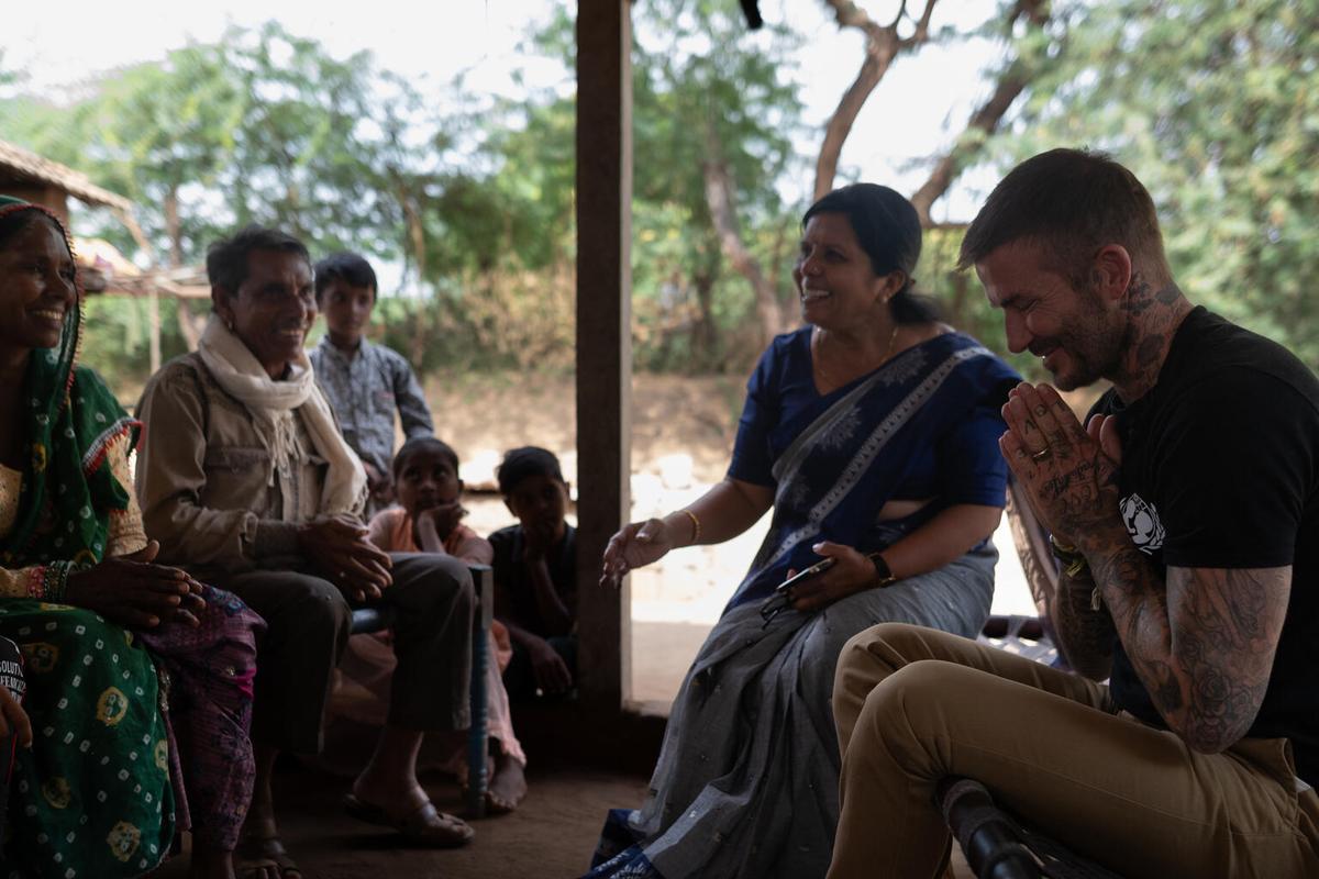 David Beckham, în mijlocul copiilor din India » Acesta promovează egalitatea de gen: „Sportul distruge stereotipurile”
