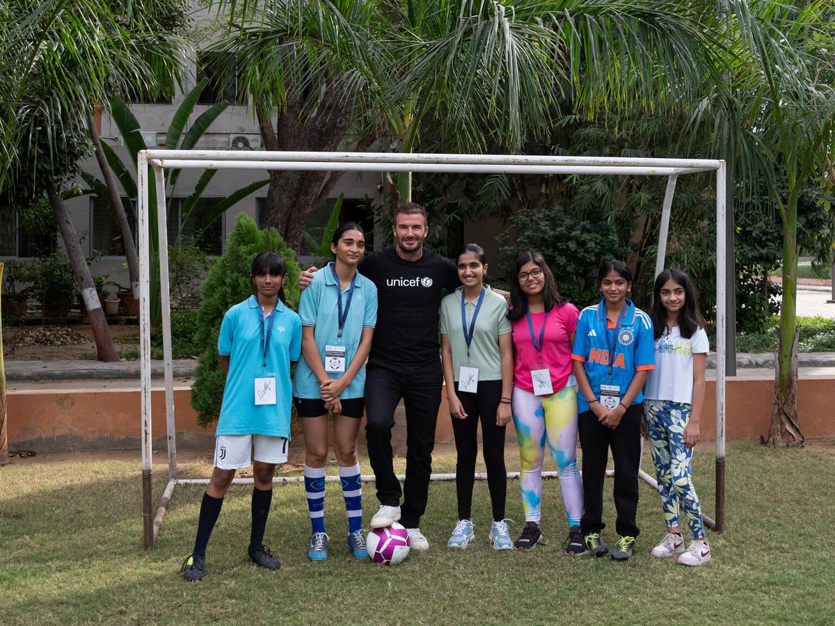 David Beckham, în mijlocul copiilor din India » Acesta promovează egalitatea de gen: „Sportul distruge stereotipurile”