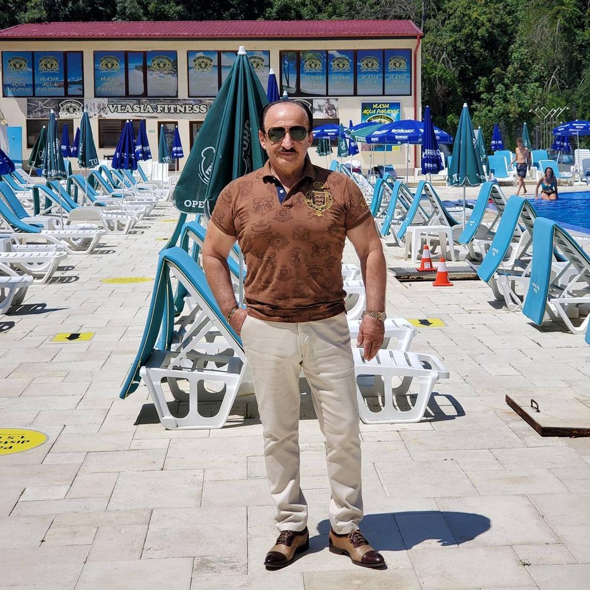Transformarea radicală a unui fost patron din Liga 1! Și-a pus implant de păr, dar nu a renunțat la mustață