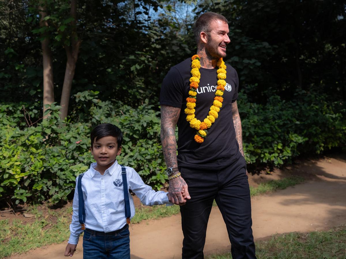 David Beckham, în mijlocul copiilor din India » Acesta promovează egalitatea de gen: „Sportul distruge stereotipurile”