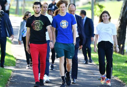 Simona Halep (dreapta) și Jannik Sinner (albastru, centru) / FOTO: GettyImages