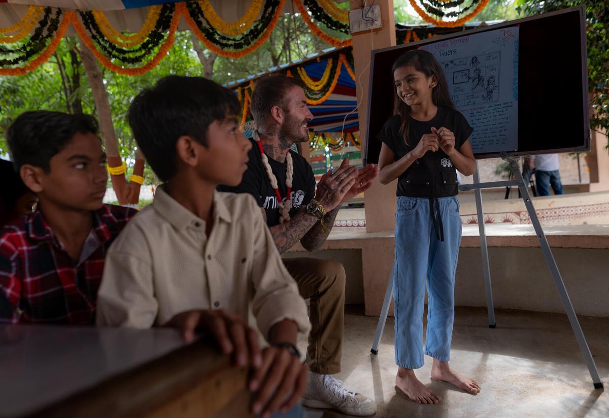 David Beckham, în mijlocul copiilor din India » Acesta promovează egalitatea de gen: „Sportul distruge stereotipurile”