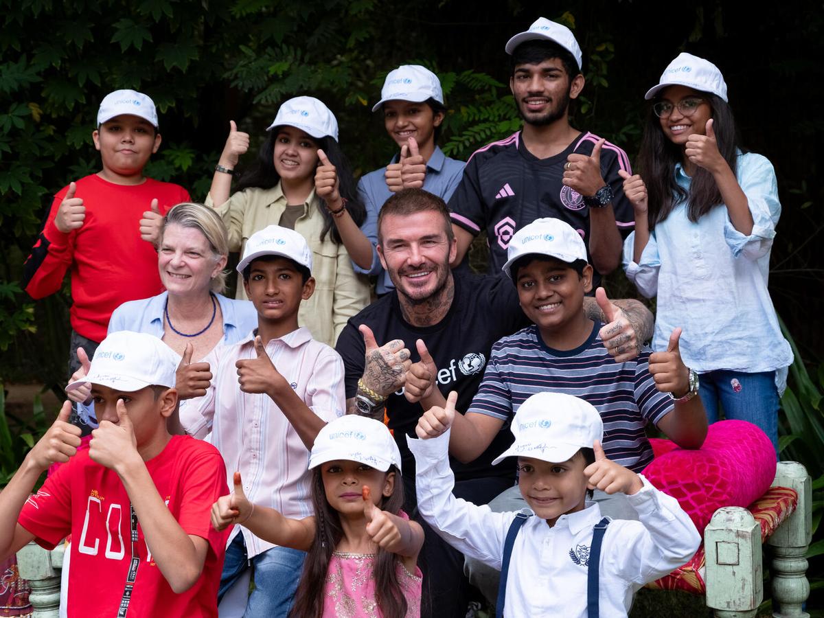 David Beckham, în mijlocul copiilor din India » Acesta promovează egalitatea de gen: „Sportul distruge stereotipurile”