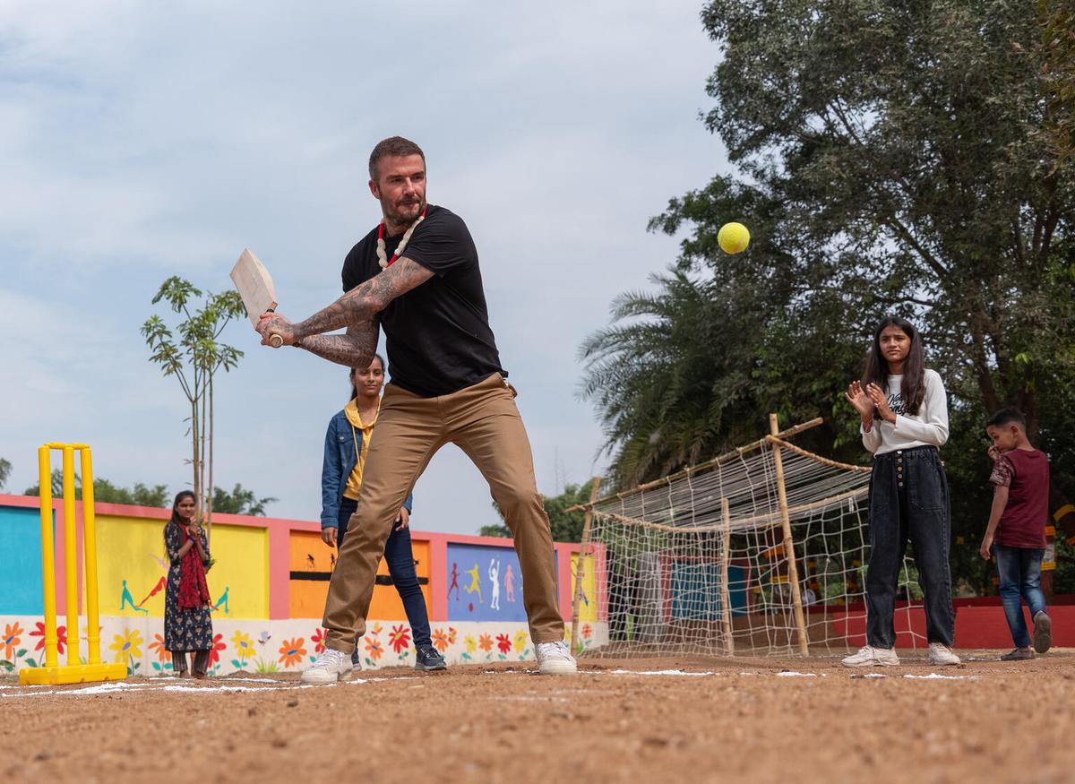 David Beckham, în mijlocul copiilor din India » Acesta promovează egalitatea de gen: „Sportul distruge stereotipurile”
