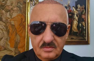 Transformarea radicală a unui fost patron din Liga 1! Și-a pus implant de păr, dar nu a renunțat la mustață
