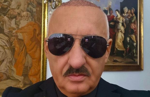 Transformarea radicală a unui fost patron din Liga 1! Și-a pus implant de păr, dar nu a renunțat la mustață