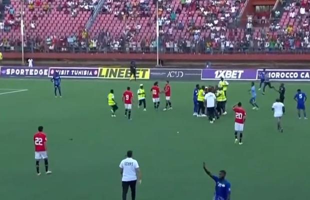 Mohamed Salah, escortat de armată la ieșirea de pe teren, după ce mai mulți suporteri din Sierra Leone au pătruns pe teren