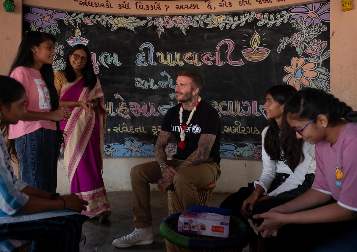 David Beckham, în mijlocul copiilor din India » Acesta promovează egalitatea de gen: „Sportul distruge stereotipurile”