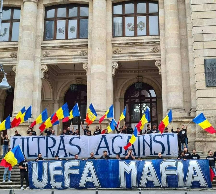 Fotografia postată de Honor et Patria Protest la Muzeul de Istorie, la două ore după decizia UEFA » Cele două cuvinte scandate de ultrașii radicali din „Honor Et Patria”