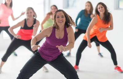 Cum îmbunătățesc antrenamentele scurte de fitness la locul de muncă sănătatea și productivitatea angajaților