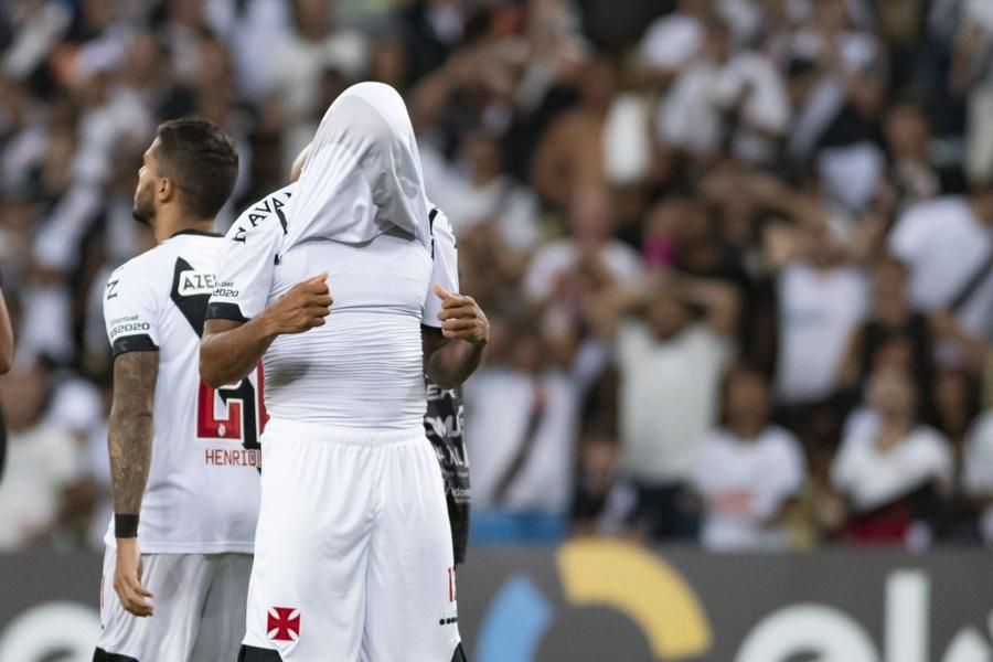 Lui Fredy Guarin, aici în tricoul celor de la Vasco da Gama, îi venea deseori să se ascundă de rușine / Foto: Imago Fostul coleg al lui Cristi Chivu a făcut mărturii cumplite: „Consumam 70 de beri pe noapte, de aceea am ajuns un ratat. M-am aruncat de la etajul al 17-lea și n-am putut să mă sinucid!”