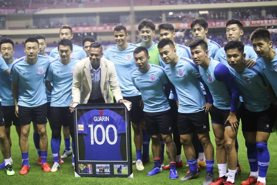 Fredy Guarin, alături de colegii de la Shanghai Greenland Shenhua, la celebrarea a 100 de meciuri în China / Foto: Imago Fostul coleg al lui Cristi Chivu a făcut mărturii cumplite: „Consumam 70 de beri pe noapte, de aceea am ajuns un ratat. M-am aruncat de la etajul al 17-lea și n-am putut să mă sinucid!”