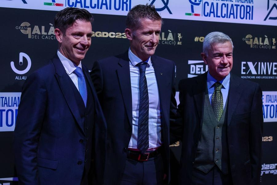 Gianluca Rocchi (stânga) și Daniele Orsato (centru), la Gala Oscar-urilor fotbalului italian din 2023 / Foto: Imago Șeful arbitrilor din Serie A, aviz de urmărire penală! » Procuratura îl anchetează pe Gianluca Rocchi pentru „complicitate la fraudă sportivă”