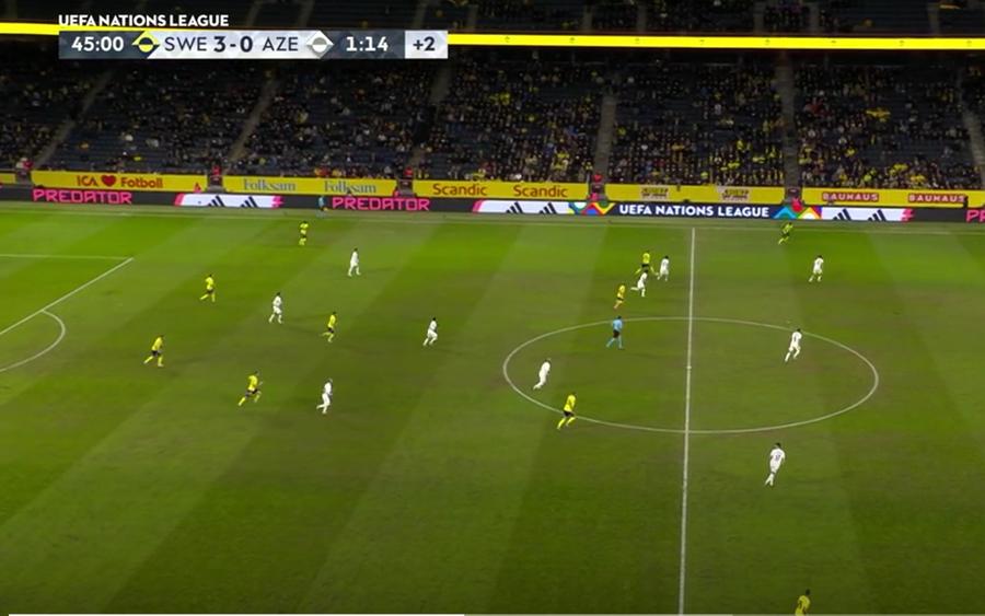 Aceasta este, de fapt, situația care trebuia analizată de VAR. Alexander Isak este cât se poate de evident în poziție corectă / Foto: Captură UEFA TV Scandalos! Cea mai mare eroare din istoria VAR a venit în Liga Națiunilor: „Decizie îngrozitoare, am mers la el la pauză”