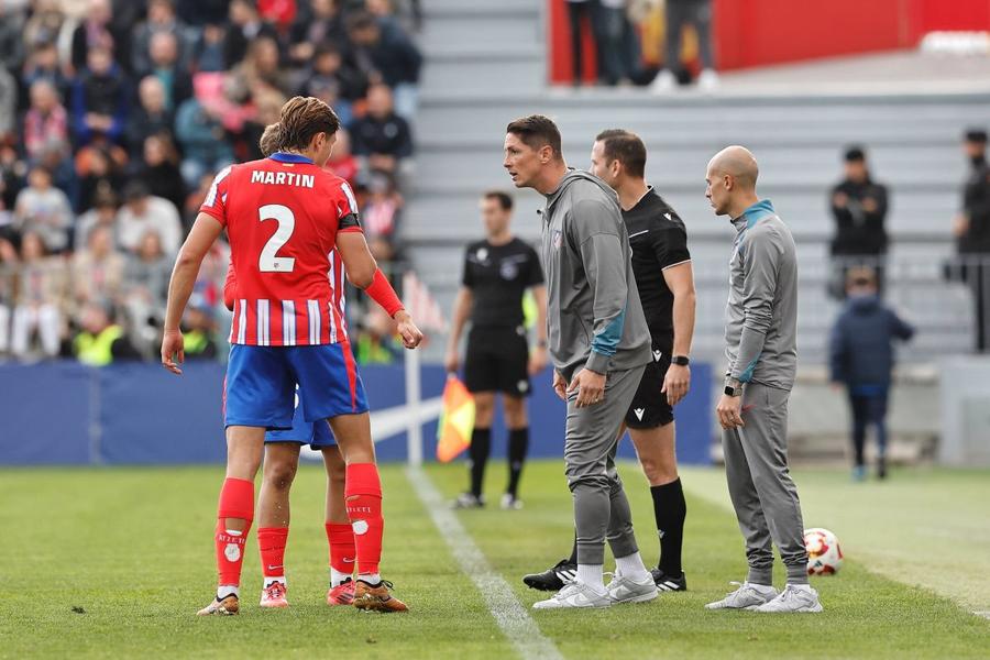 În opt sezoane la Atletico, clubul care l-a format, Fernando Torres (40 de ani) a avut 129 de goluri în 403 partide. De la 1 iulie 2024, pregătește Atletico B / Foto: Imago Se încheie ciclul după 13 ani? Atletico își caută antrenor, deși Simeone prelungise până în 2027!