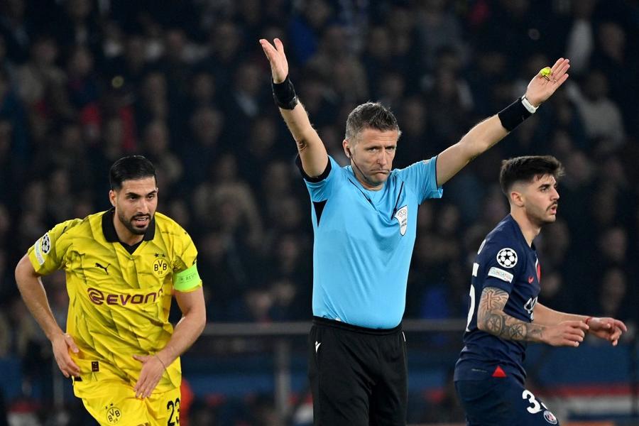 Daniele Orsato, italianul cu cele mai multe meciuri conduse în Champions League, a fluierat ultimul meci intercluburi în semifinala PSG - Dortmund de la Paris / Foto: Imago 50 de arbitri sunt cercetați pentru evaziune! În frunte cu președintele și un central retras după EURO 2024 » Ce pedepse riscă pentru sumele ascunse fiscului!