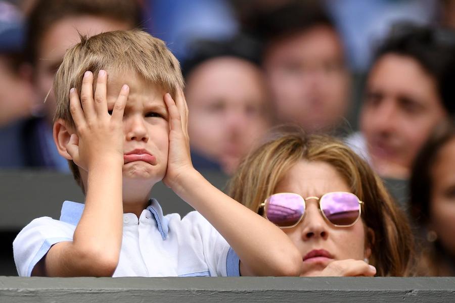 Leo Federer alături de mama sa, Mirka, în tribună la Wimbledon 2019 Foto: Guliver/GettyImages Roger Federer își ghidează unul dintre cei patru copii pentru o carieră în tenis: „Nu îl antrenez, dacă e nevoie de mine, sunt acolo”