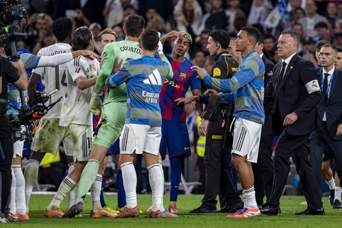 La finalul ultimului El Clasico, câștigat de Real cu 2-1, mai mulți jucători madrileni, printre care și Thibaut Courtois, s-au contrat verbal cu Lamine Yamal / Foto: Imago