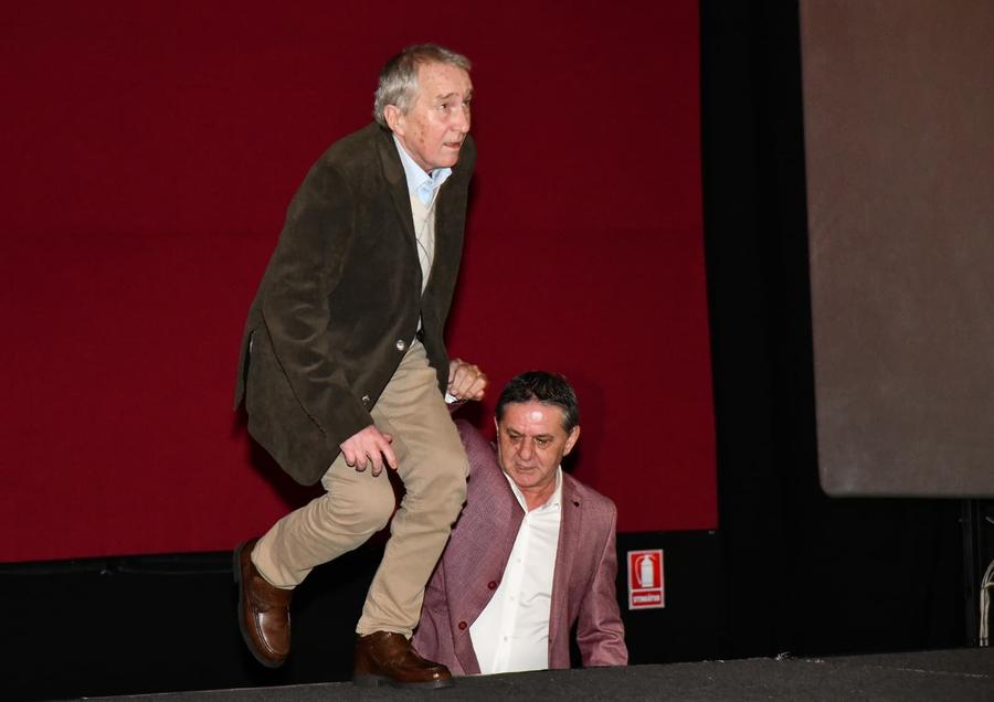 Momentul în care Valentin Ceaușescu urcă pe scenă, sprijinit de Marius Lăcătuș Moment aparte la Gala Boloni: „Poftiți pe scenă!”