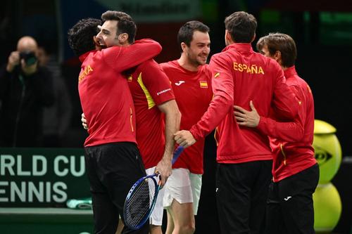 Echipa Spaniei sărbătorind calificarea în semifinalele Cupei Davis Foto: Imago Images