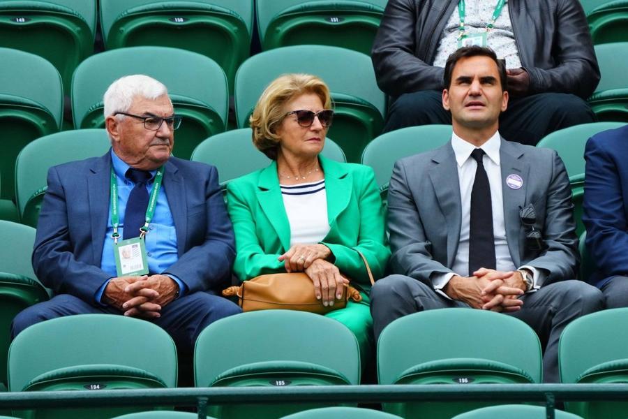 Roger Federer, alături de părinții săi, Robert și Lynette, la Wimbledon 2024 Foto: Imago Images Roger Federer își ghidează unul dintre cei patru copii pentru o carieră în tenis: „Nu îl antrenez, dacă e nevoie de mine, sunt acolo”