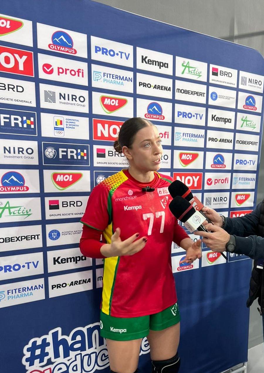 Mihaela Minciună, în fața jurnaliștilor din TeraPlast Arena/Foto: David Istrate (GSP.ro) După ce a fost desemnată cea mai bună jucătoare a Portugaliei, a surprins vorbind în limba română: „E bucuria «buneilor» mei”