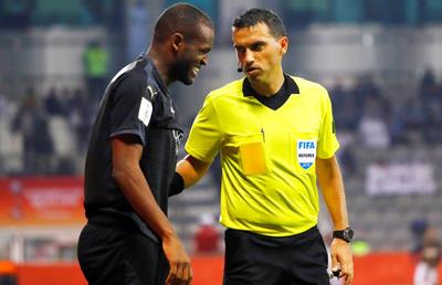 Ovidiu Hațegan îl arbitrează pe Răzvan Lucescu în finala mică a Mondialului Cluburilor