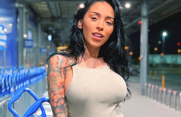 FOTO Benny Adegbuyi a avut cea mai sexy fană! Ruby a făcut show după victoria românului cu Badr Hari
