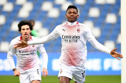 Rafael Leao (dreapta), după golul marcat în Sassuolo - AC Milan // foto: Guliver/gettyimages