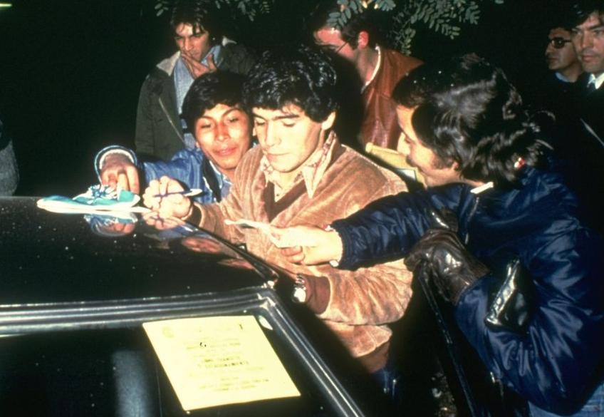 Diego Maradona, semnând autografe pentru fani, foto: Guliver/gettyimages