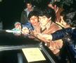 Diego Maradona, semnând autografe pentru fani, foto: Guliver/gettyimages