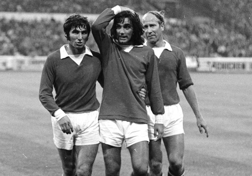 George Best, centru, încadrat de Bobby Charlton (stânga) și Tony Dunne (dreapta) foto: Guliver/gettyimages