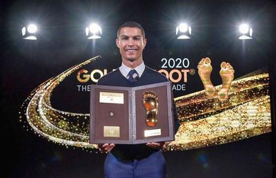 FOTO Cristiano Ronaldo l-a învins pe Messi și a primit trofeul pe care fotbaliștii îl pot câștiga o singură dată în carieră: „Sunt onorat”