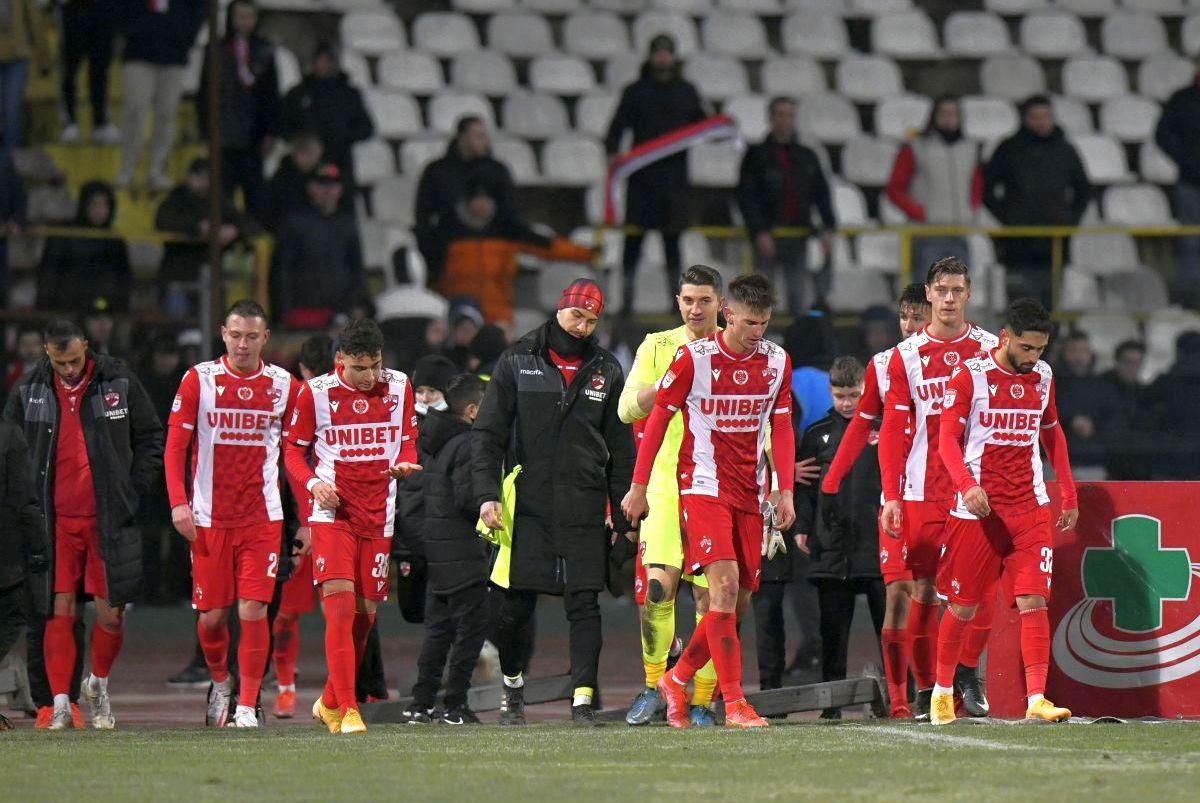 3 lucruri care nu s-au văzut la TV în Dinamo - Farul: „I love you, Hagi”, fredonat pe stadion + „Câinii”, ironizați: „Serie B prossimo anno?”