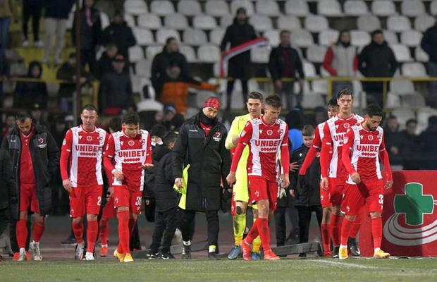 3 lucruri care nu s-au văzut la TV în Dinamo - Farul: „I love you, Hagi”, fredonat pe stadion + „Câinii”, ironizați: „Serie B prossimo anno?”