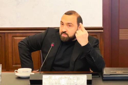 Parlamentarul rus Sultan Khamzaev a făcut o propunere legislativă controversată. Vrea ca fotbaliștii naționalei de fotbal să fie pedepsiți dacă nu se ridică la nivelul așteptărilor.  / FOTO> Facebook