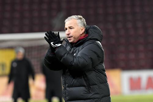 Dan Petrescu, 53 de ani, va rămâne la CFR Cluj. Dorit de FRF, antrenorul nu a putut să părăsească proiectul din Gruia. La fel s-a întâmplat și în 2017.