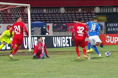 Jefte Betancor (28 de ani), golgeterul formației pregătite de Gică Hagi, a irosit două ocazii din poziții ideale în prima repriză a meciului Dinamo - Farul. / FOTO: Captură @Telekom Sport 1