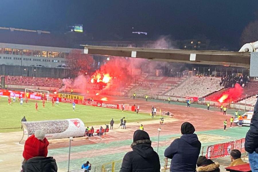 Galeria Farului a aprins mai multe torțe în repriza secundă 3 lucruri care nu s-au văzut la TV în Dinamo - Farul: „I love you, Hagi”, fredonat pe stadion + „Câinii”, ironizați: „Serie B prossimo anno?”