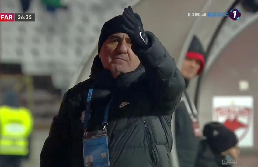 Dinamo - Farul. Gică Hagi, antrenorul dobrogenilor, a fost iritat în prima repriză de un cameraman care era atent la comportamentul lui de pe bancă.